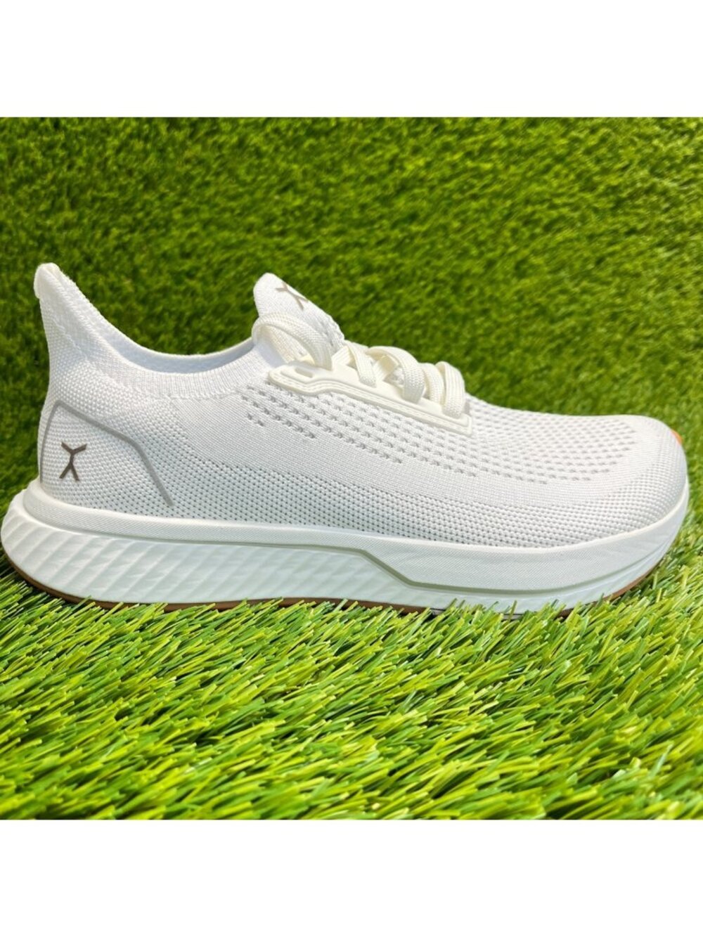 Flux Adapt Runner White Gum Womens Size 7 Running Athletic Walking Knit Shoes